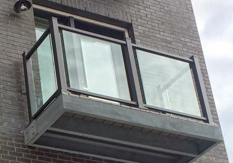 glass panel balcony2